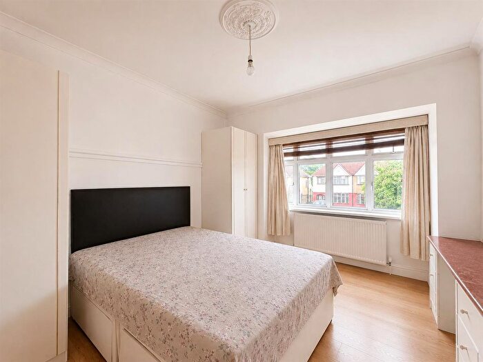 3 Bedroom Flat To Rent In Stamford Close, Southall, UB1