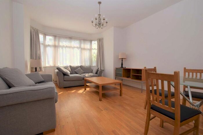3 Bedroom Flat To Rent In West Avenue, London, NW4