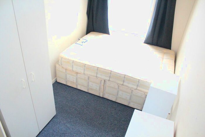 2 Bedroom Flat To Rent In Gratton Road, Brook Green, W14