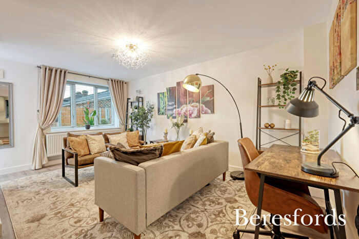 3 Bedroom End Of Terrace House For Sale In Apsley Mews, Victoria Road, RM1