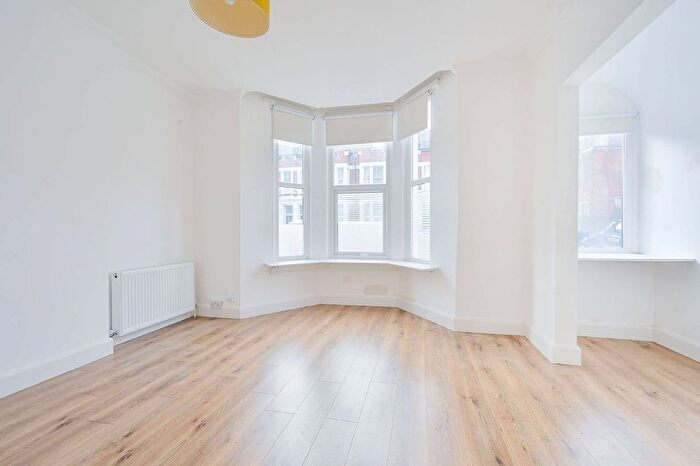 2 Bedroom Flat To Rent In Essex Road, Acton, London, W3