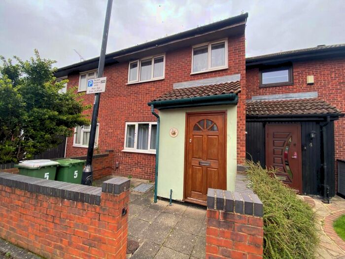 3 Bedroom House To Rent In Glencairne Close, West Beckton, E16