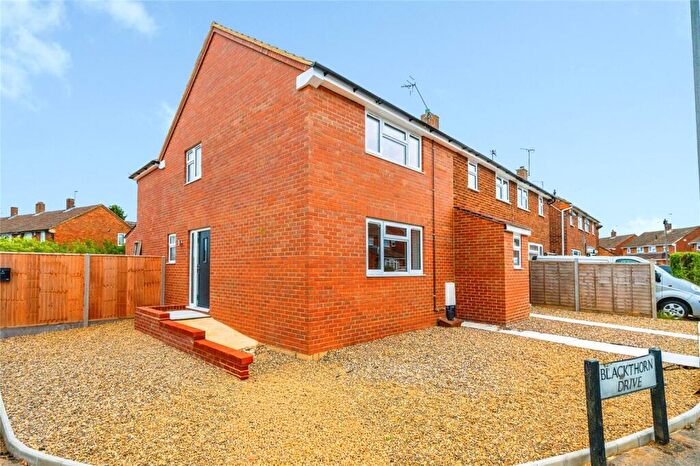 3 Bedroom End Of Terrace House For Sale In Blackthorn Drive, Luton, Bedfordshire, LU2