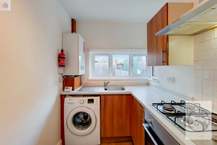 2 Bedroom Flat To Rent In Deer Park Gardens, Mitcham, Surrey, CR4