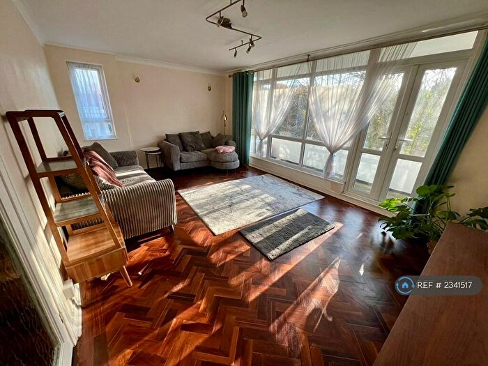 2 Bedroom Flat To Rent In Crescent West, Enfield, EN4