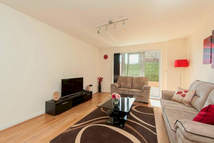 1 Bedroom Flat To Rent In Cable Street, Shadwell, London, E1