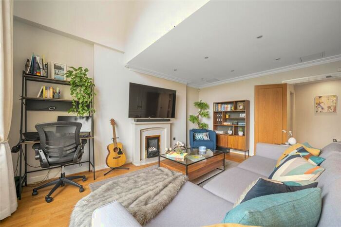2 Bedroom Flat For Sale In Queens Road, Weybridge, Surrey, KT13