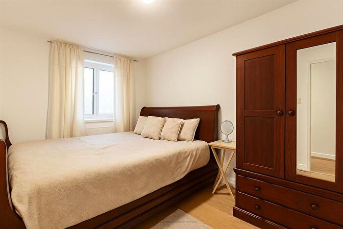 3 Bedroom Terraced House For Sale In Halston Close, SW11