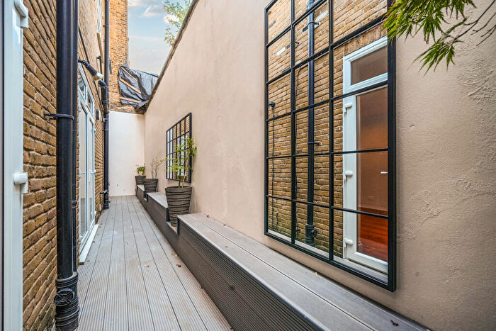 2 Bedroom Apartment For Sale In Whateley Road, London, SE22