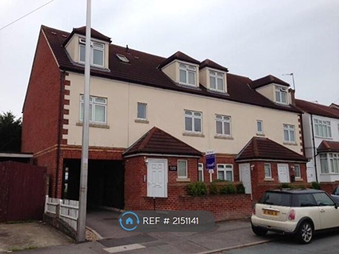 2 Bedroom Flat To Rent In Brinkley Court, Worcester Park, KT4