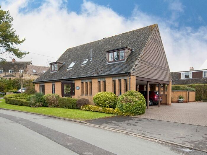 2 Bedroom Flat To Rent In Green Lane, Woodstock, OX20