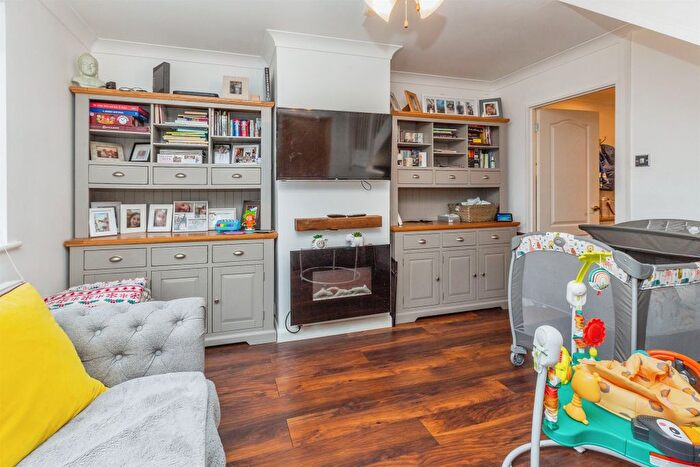 4 Bedroom End Of Terrace House For Sale In Plym Close, Aylesbury, HP21