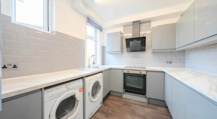 5 Bedroom Apartment To Rent In Kirkstall Lane, Leeds, LS6