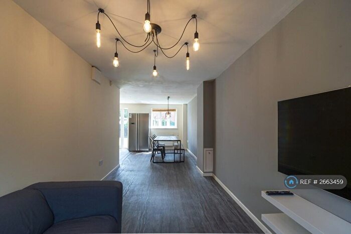 6 Bedroom Semi-Detached House To Rent In Radcliffe Mount, Nottingham, NG2