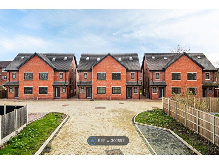 4 Bedroom Semi-Detached House To Rent In Dairy Close, Stockport, SK5