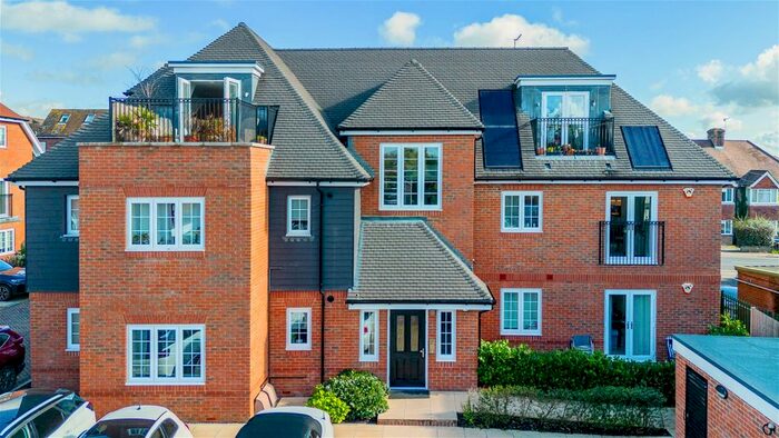 2 Bedroom Flat For Sale In Godstone, RH9