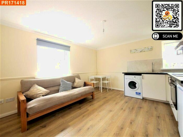 1 Bedroom Flat To Rent In Queens Road, Slough, &#; Bedroom Period, SL1