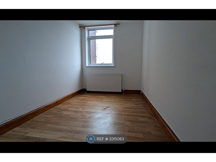 2 Bedroom Flat To Rent In Craigside, Kingston Upon Thames, KT2