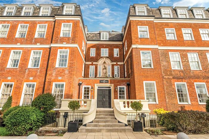 3 Bedroom Flat For Sale In Marian Gardens, Bromley, BR1