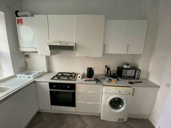 3 Bedroom Flat To Rent In Golders Green Road, London, NW11