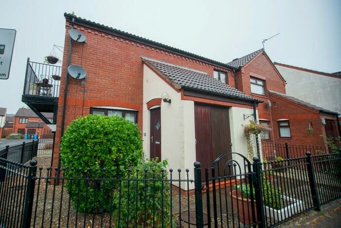 2 Bedroom Flat To Rent In Wellington Street West, Hull, East Riding Of Yorkshire, HU1