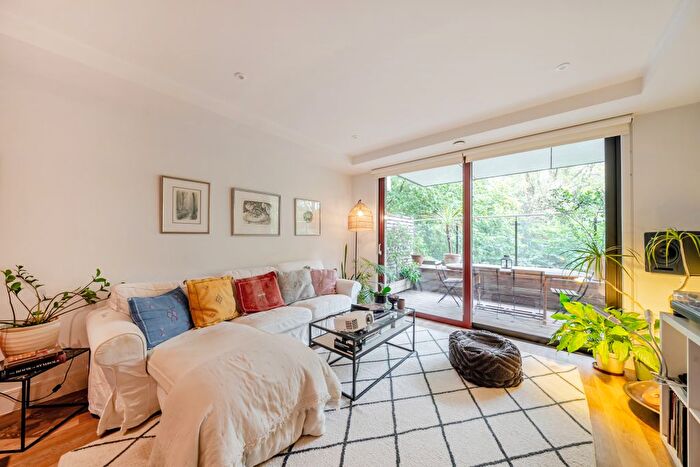 2 Bedroom Flat To Rent In Knaresborough Drive, London, SW18