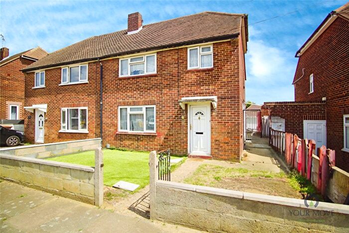 3 Bedroom Semi-detached House For Sale In Cheviot Close, Bexleyheath, DA7