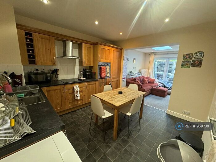 5 Bedroom Semi-Detached House To Rent In Pennings Avenue, Guildford, GU2