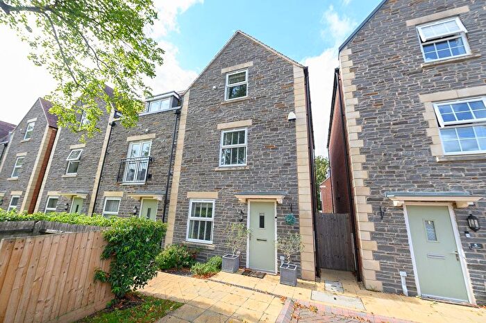 4 Bedroom End Of Terrace House For Sale In Richmond Grove, Mangotsfield, Bristol, BS16