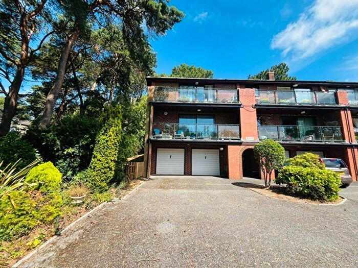 2 Bedroom Flat For Sale In Constitution Hill Gardens, Poole, BH14