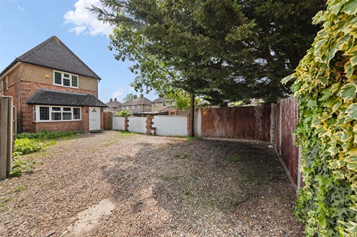 4 Bedroom Detached House For Sale In Walnut Close, Hayes, UB3