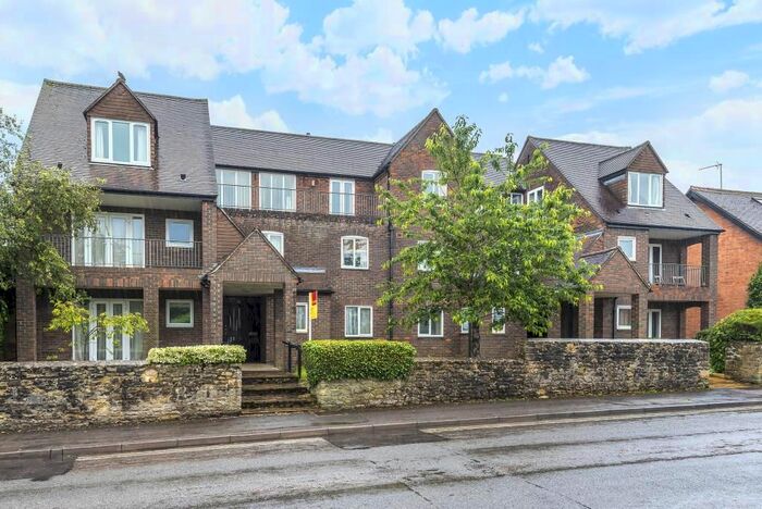 3 Bedroom Flat To Rent In Woodstock, Oxfordshire, OX20