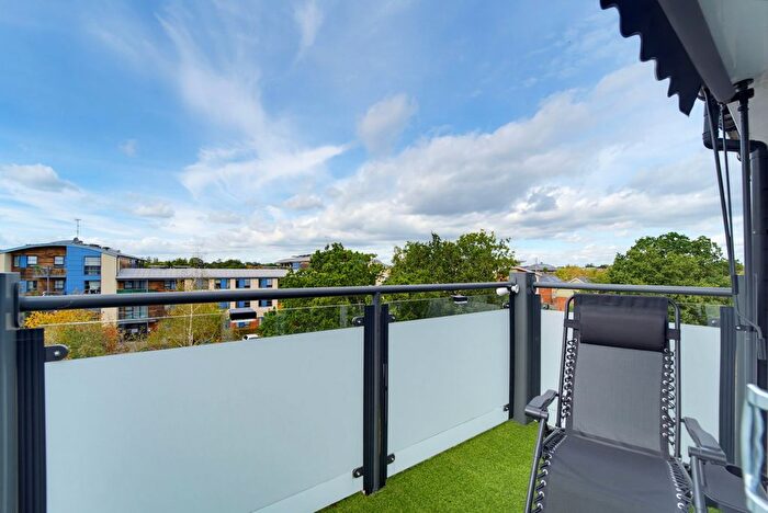 2 Bedroom Flat For Sale In Kennett Lane, Chertsey, KT16