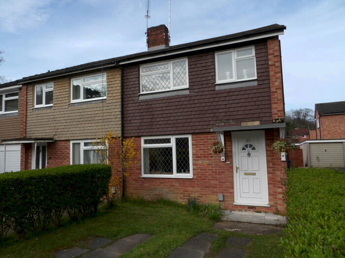 3 Bedroom Semi-Detached House To Rent In Fleet Road, GU51