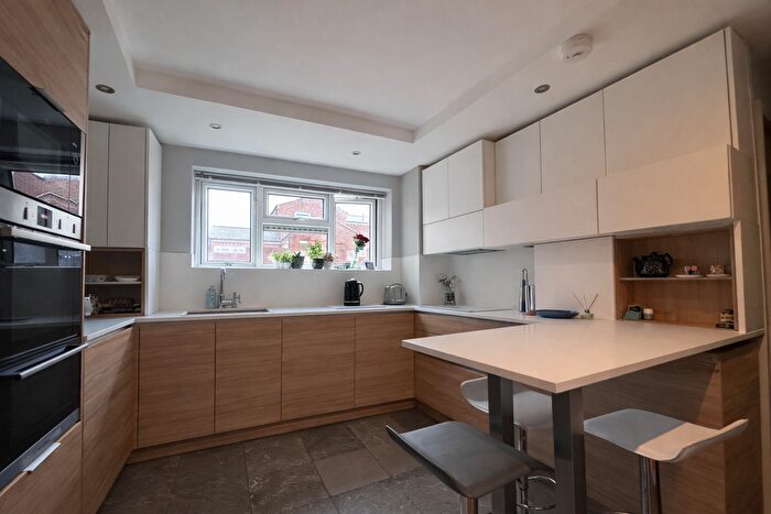 3 Bedroom Flat To Rent In Sussex Court, Barnes, SW13