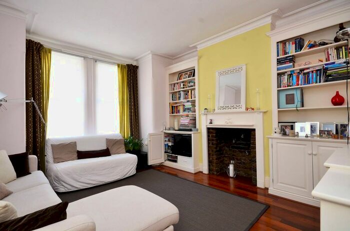 2 Bedroom Flat To Rent In Queenstown Road, Battersea, London, SW8