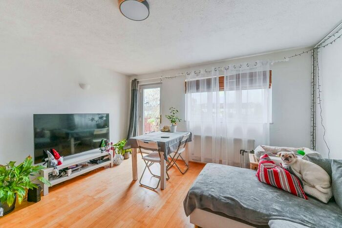 2 Bedroom Maisonette For Sale In Lilian Road, Streatham Vale, London, SW16