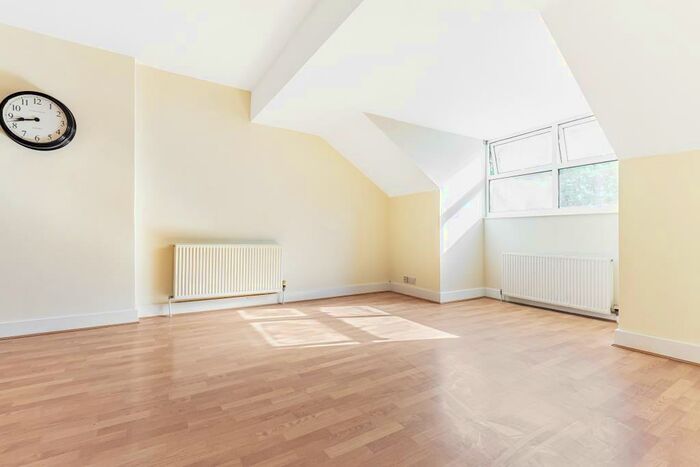 2 Bedroom Apartment To Rent In Surbiton, Surrey, KT5