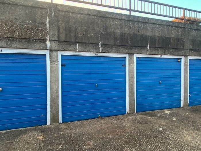 Terraced House To Rent In Garage/garaje/lock Up Lampits Close Town Centre, EN11