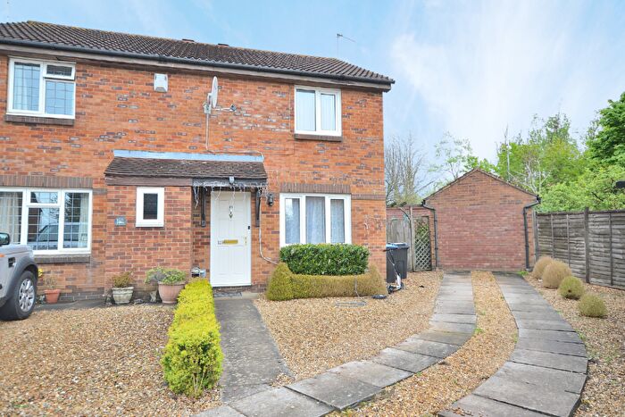 4 Bedroom Semi-Detached House For Sale In Yeoman Meadow, Northampton, NN4