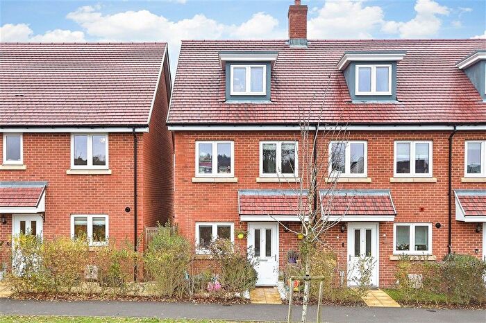3 Bedroom End Terrace House For Sale In Calvert Link, Faygate, Horsham, West Sussex, RH12