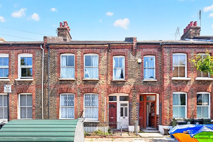 3 Bedroom Maisonette For Sale In Goldsboro Road, London, SW8