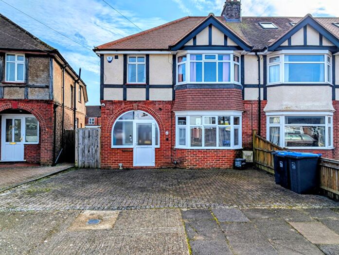 3 Bedroom Semi-Detached House For Sale In Livesay Crescent, Worthing, BN14