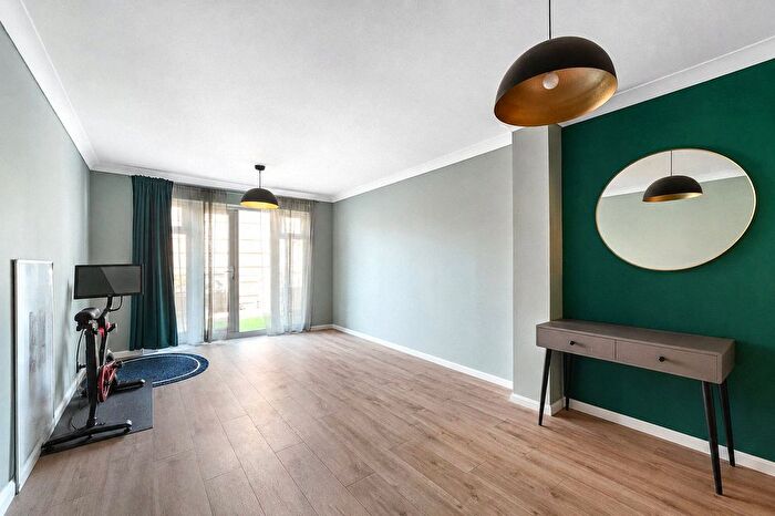 2 Bedroom Flat To Rent In Leabank Square, Hackney Wick, London, E9