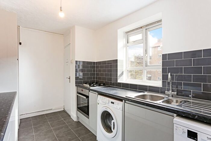 2 Bedroom Flat To Rent In Esher Gardens, London, SW19