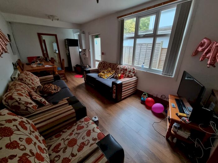 8 Bedroom Semi-Detached House To Rent In Oak Tree Lane, Selly Oak, B29