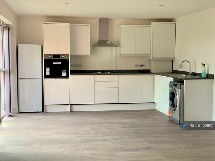 4 Bedroom Bungalow To Rent In Broadway East, Carlton, Nottingham, NG4