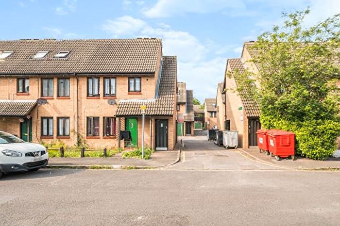 1 Bedroom Flat For Sale In Stephenson Court, Slough, SL1