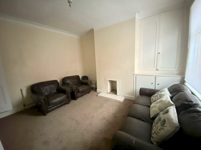 2 Bedroom House To Rent In Zetland Place, Leeds, LS8