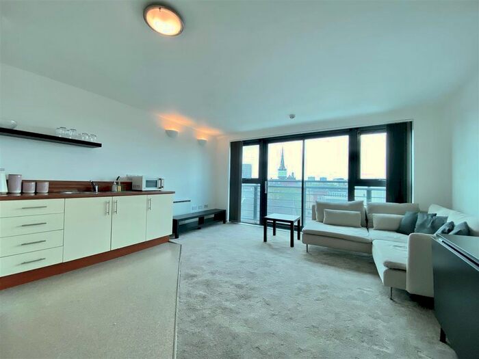 2 Bedroom Flat To Rent In City Point, Chapel Street, Salford, M3